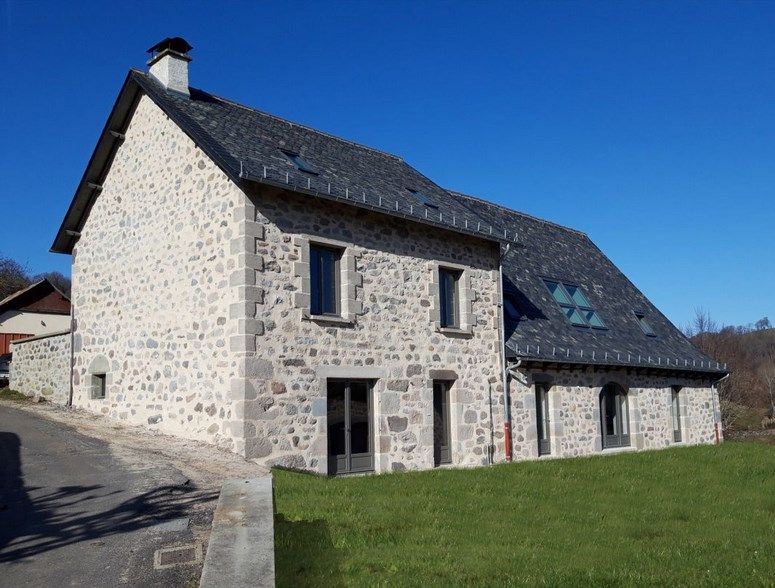 Maison rénovée par Raymond-Raynal dans le Cantal Maison rénovée par Raymond-Raynal dans le Cantal