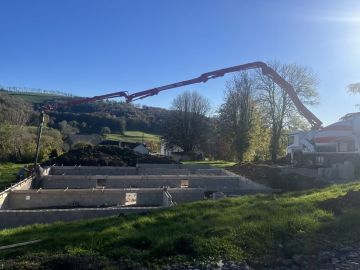 Première étape validée✅! 
Le remplissage des blocs plancher et le coulage du plancher du vide sanitaire sont terminés avec succès🏗.
Le projet prend forme!...