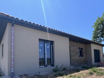 Le chantier touche à sa fin 🛠️🏡
Raymond vous fait découvrir cette jolie maison en U, dont la façade avant est sublimée par un parement en pierre . Un projet...