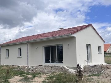 🏠Une nouvelle maison livrée par Raymond!
Un jolie plain-pied de 95 m² lumineux, pratique et confortable, prêt à accueillir sa famille. 
Merci à nos clients...