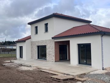 Réception 🏠
Aujourd’hui, Raymond vous présente la réception de cette magnifique maison de 175 m², qui se distingue par l’originalité de son bardage bois et...