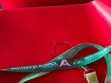 • Une belle surprise pour
les supporters !
• Ce soir, chaque siège du
stade cache une surprise : un tour de cou Raymond Raynal pour encourager votre équipe...